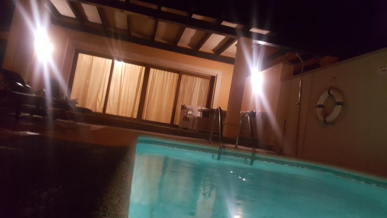 Beautiful, Spacious Villa, Heated Pool, Sleeps Eight, With Quality Furnishings 科斯塔卡莱塔 外观 照片